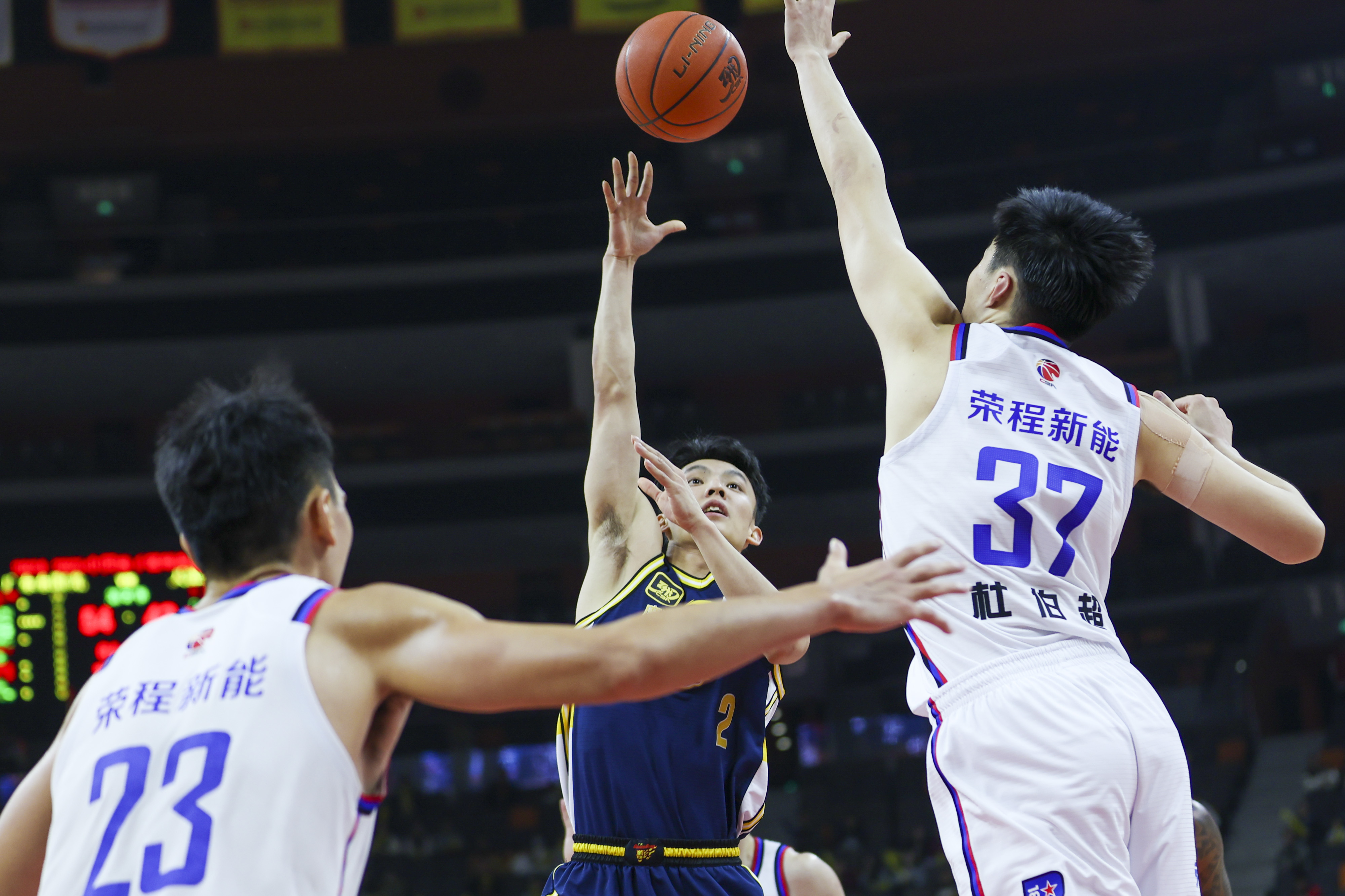 山东男篮训练开放日；赛前外线爆发引欢呼；亚冠在即；阵容厚度经受考验的简单介绍