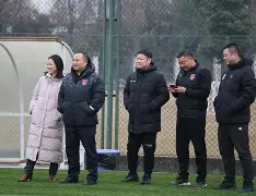 关于成都蓉城训练开放日，清晨官宣签约引欢呼，NBA总决赛在即，赛季目标并未改变的信息