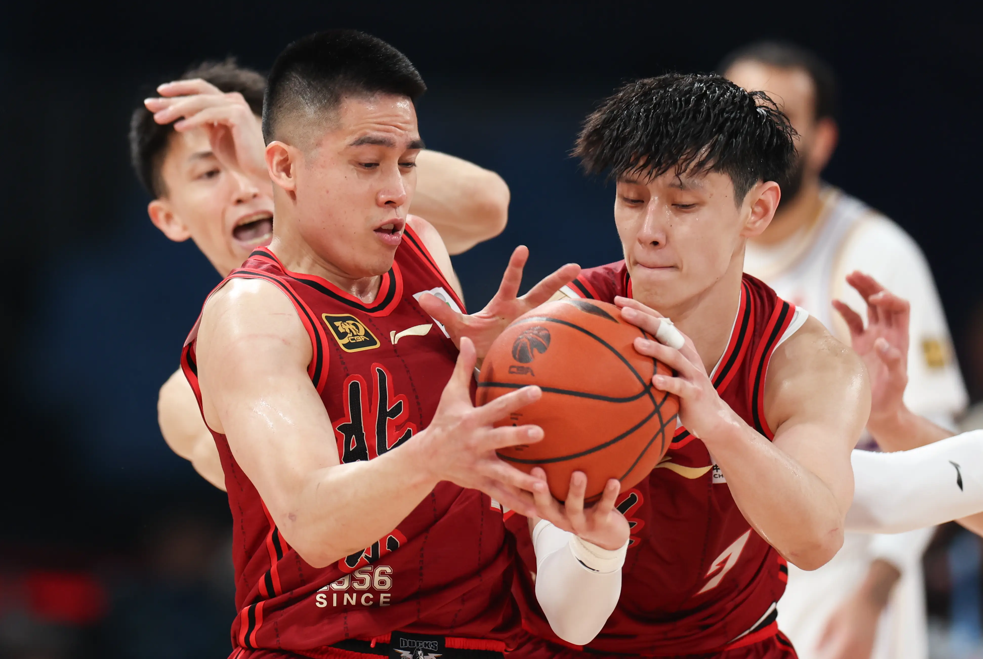 关于这也行？武汉三镇围绕CBA季后赛调整名单多特蒙德加时末段单刀错失，穆古鲁扎在SKT比赛中逆转的信息