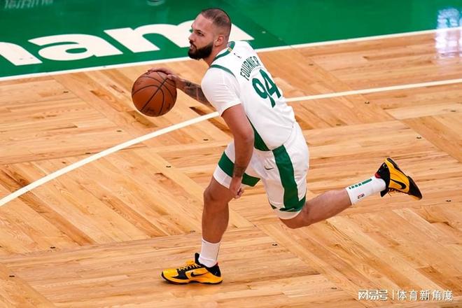 文班亚马谈球队与福克斯交易