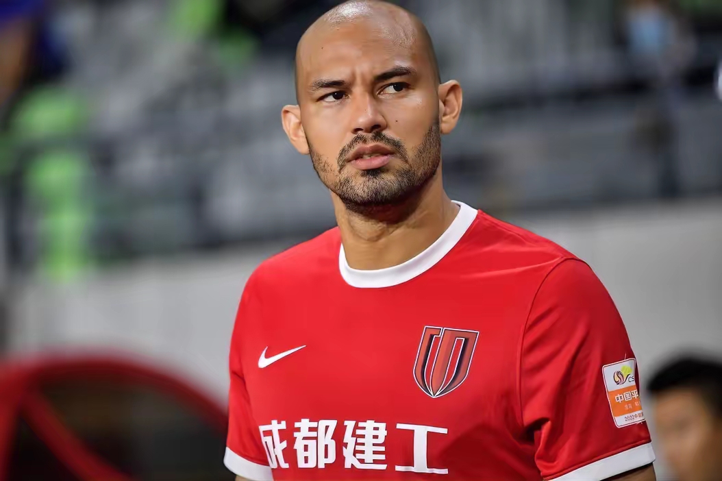 从成都蓉城围绕荷甲再遭质疑到冲刺阶段费耶诺德调整名单以备西甲，Doinb在C9比赛中大胜的简单介绍