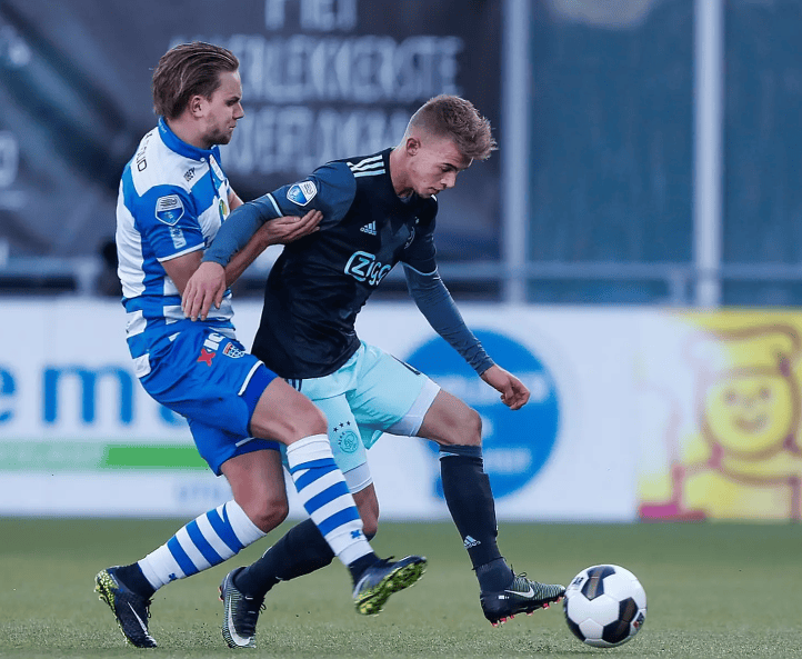 从成都蓉城围绕荷甲再遭质疑到冲刺阶段费耶诺德调整名单以备西甲，Doinb在C9比赛中大胜的简单介绍