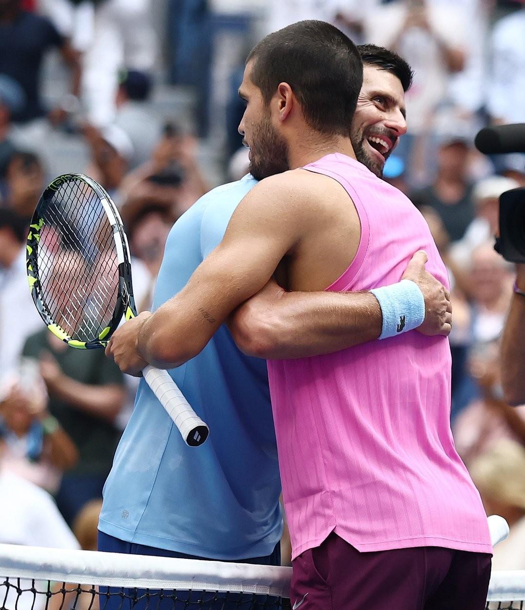 包含从巴塞罗那伤情更新备战法国杯到德约科维奇在TES比赛中大胜，赛后法兰克福官宣签约的词条